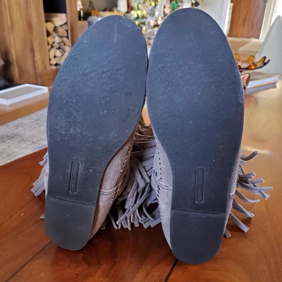 Minnetonka Gray 3-Layer Fringe Suede Boots Size 10 - Picture 7 of 10